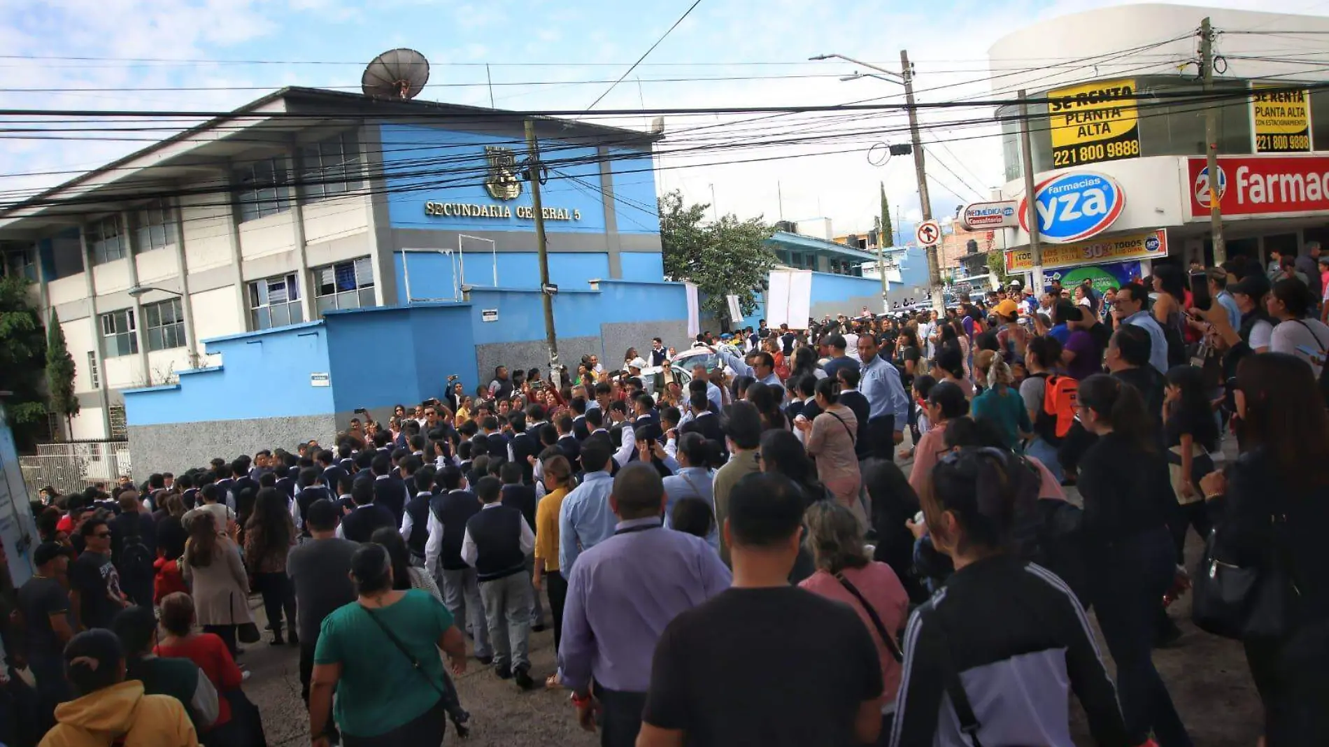 Secundaria General número 5 de Xalapa celebra 40 aniversario con desfile 